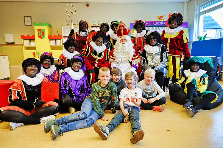 Aankomst van de Sint en zijn Zwarte Pieten in Waarder_137